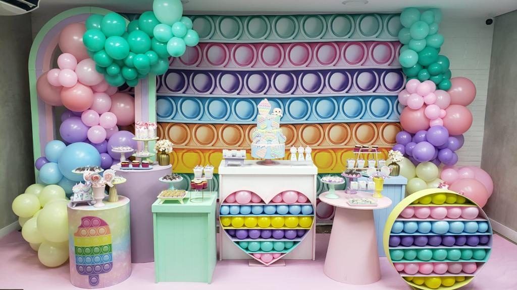 Mesa de festa com tema de brinquedo de apertar em tons pastel