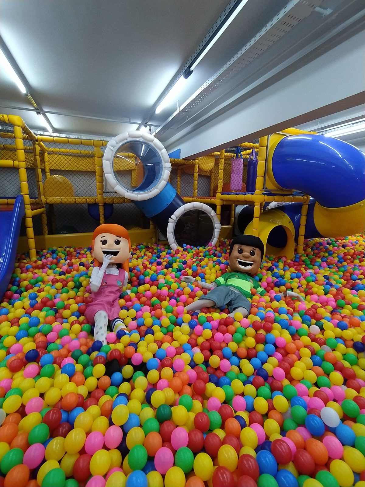 Piscina de bolinhas colorida com os mascotes do Play Games