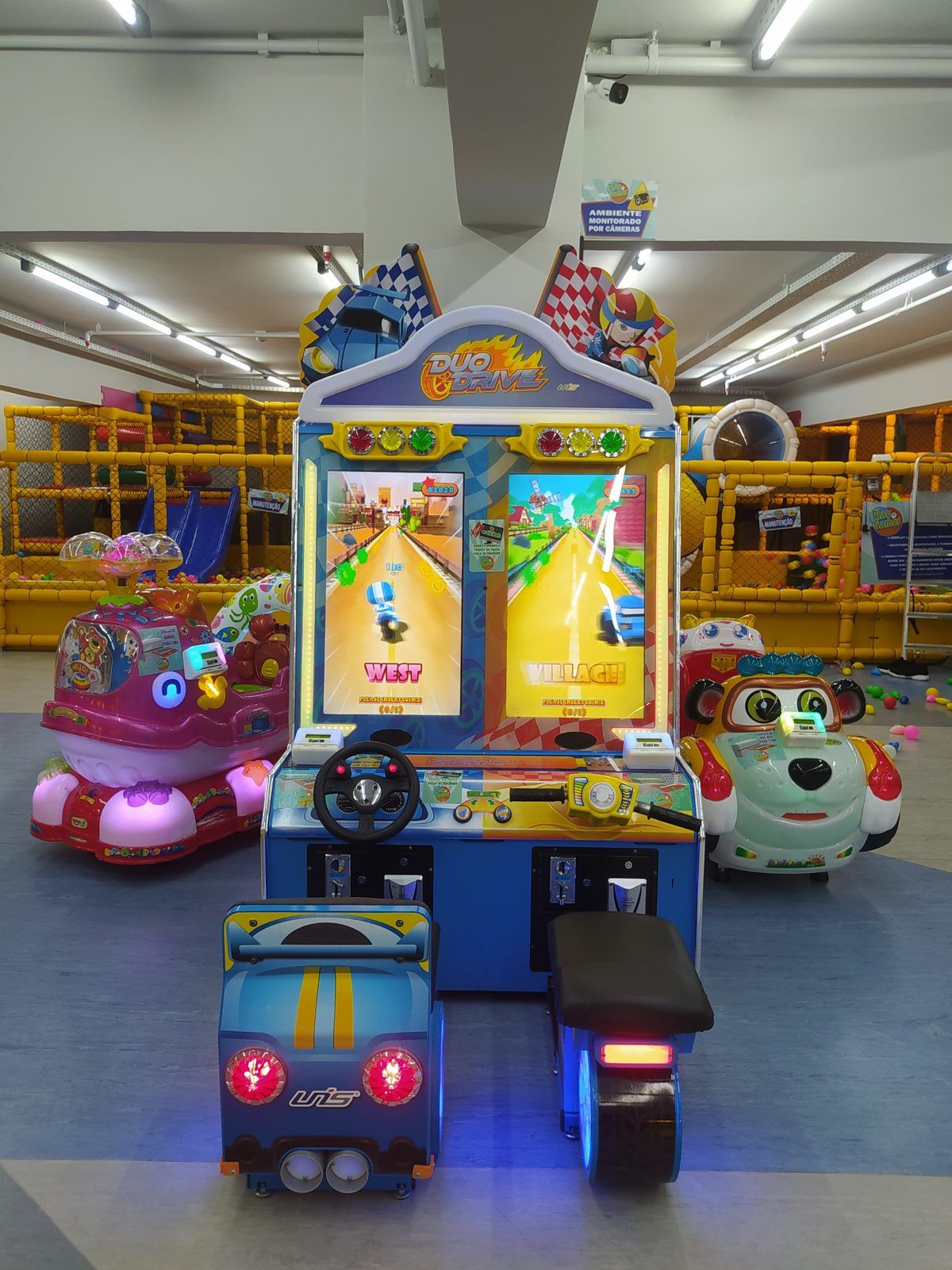 Brinquedo de corrida com carrinho iluminado